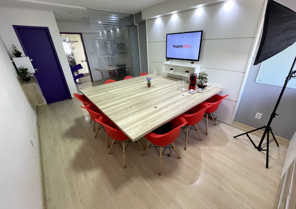 Ambiente da InspireWork com estrutura para reuniões